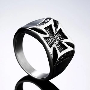 Herren Vintage Ring aus Titanstahl mit schwarzem Eisenkreuz und strukturierter Optik