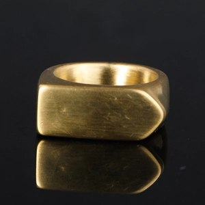 Herren-Siegelring aus Titanstahl mit goldenem Bürstenfinish und flacher rechteckiger Fläche