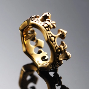 Retro-Punk-Kronenring in poliertem Gold-Finish mit gotischen Details im römischen Stil