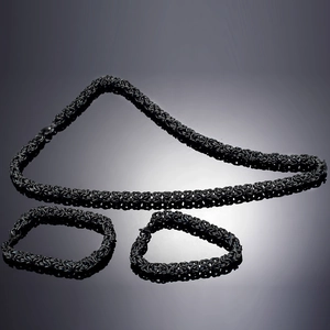 Vista dettagliata del set di collana e bracciale a maglia bizantina nera in acciaio inox