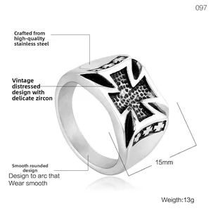 Vintage Herrenring aus Edelstahl mit Kreuzmotiv und antikem Silberfinish in Detailansicht