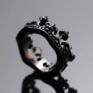 Makroaufnahme von matt-schwarzem Punk-Kronenring mit Relief-Details und glatter Innenseite