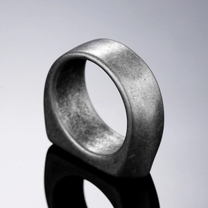 Makroaufnahme von Vintage Titanstahlring mit matter Textur und breitem flachem Ringband