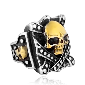 Anillo de calavera punk en acero de titanio con detalles dorados y cruz en fondo blanco