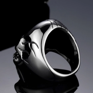 Gothic schedelring voor heren van gepolijst roestvrij staal met bottextuur details
