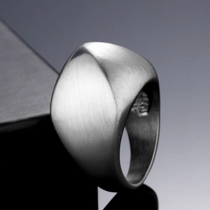 Anello minimalista in acciaio al titanio con design geometrico e finitura opaca spazzolata