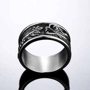 Men's retro stainless steel ring featuring vintage dragon relief and skull detailing