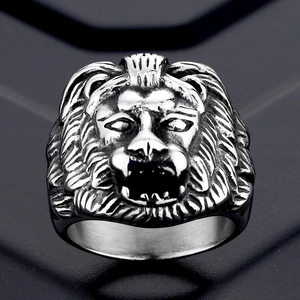 Men's punk lion head ring in vintage titanium steel with detailed roaring lion design
