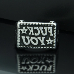 Edelstahlring im Punk-Stil mit gespiegeltem Fuck You Text und Sternen auf Schwarz