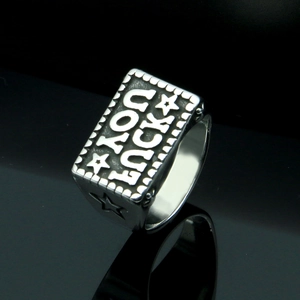 Vintage Edelstahlring mit GOOD LUCK Gravur und Sternen auf schwarzem reflektierendem Grund