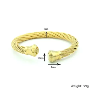 Detalle de pulsera de cable de acero inoxidable dorado de 8 mm con puntas cónicas