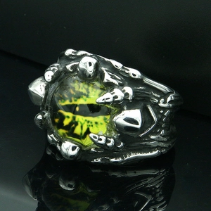 Dettaglio macro di un anello gotico a artiglio di drago con una realistica gemma a occhio