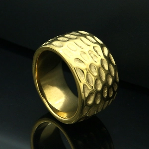 Polished wide gold stainless steel men's ring with hammered honeycomb texture design