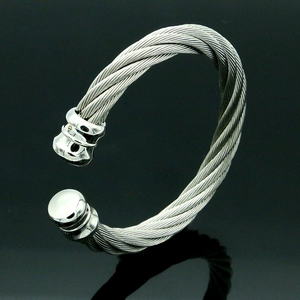 Vista detallada de un brazalete de cable trenzado de acero inoxidable con puntas pulidas