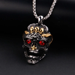 Pendentif crâne en acier inoxydable gothique avec yeux en rubis et détails dorés