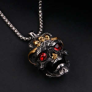 Détail du pendentif crâne gothique noir avec yeux en strass rouges et symbole maçonnique