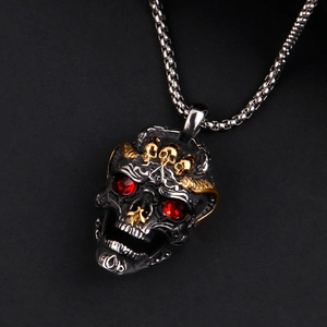 Vue macro du pendentif crâne gothique avec yeux en gemme rouge et finition vintage