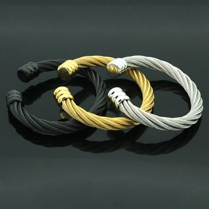 Set de tres brazaletes de cable de acero trenzado para hombre en negro, oro y plata