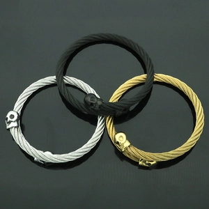 Juego de tres pulseras de alambre con calaveras en plata negro y oro con textura punk