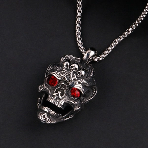 Pendentif tête de mort gothique pour homme avec yeux rouges sur chaîne en argent
