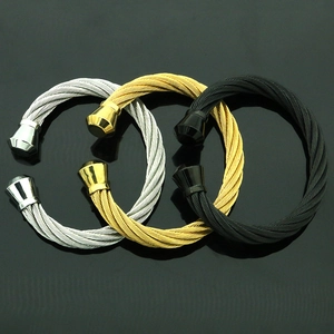 Juego de tres pulseras de cable trenzado en acero inoxidable plata, oro y negro elegante