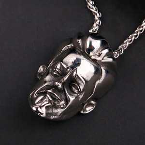 Nahaufnahme des Stalin-Kopfanhängers aus Edelstahl mit gedrehter Kordelkette in Silber
