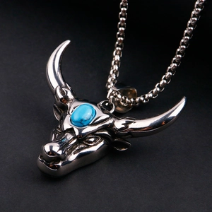 Macro d'un pendentif tête de taureau en acier inoxydable avec incrustation de turquoise