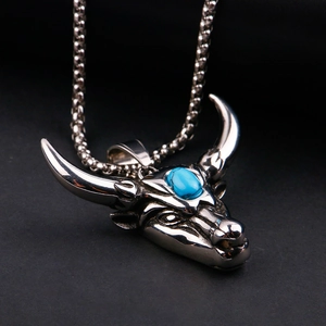 Vue détaillée du pendentif tête de taureau vintage avec incrustation turquoise et chaîne