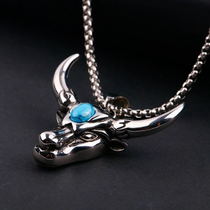 Collier tête de taureau gothique en acier inoxydable avec pierre turquoise bleue