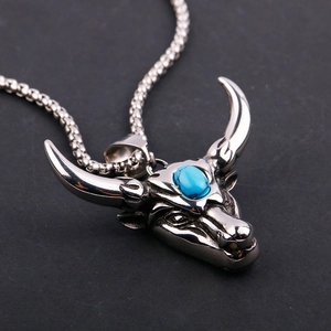 Pendentif crâne de taureau punk en acier inoxydable avec incrustation de turquoise