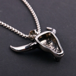 Collier pendentif crâne de taureau en acier inoxydable avec chaîne quille pour homme