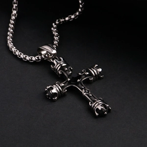 Collier croix vintage en acier inoxydable avec pierre noire et détails de couronne homme