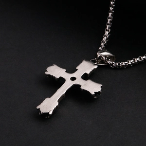 Collier avec pendentif croix rétro en acier inoxydable et chaîne gourmette pour homme