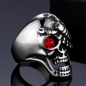 Bague tête de mort punk en acier argenté avec œil en strass rouge et motif scorpion