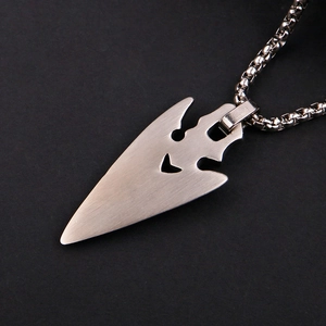 Collar de hombre con colgante de flecha en acero inoxidable cepillado con cadena de perlas