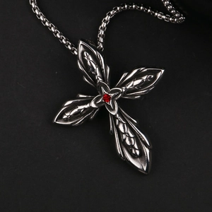Collana con Ciondolo a Croce in Acciaio Inossidabile Gotico Con Strass Rosso Motivo a Rilievo Vintage Stile Punk Gioielli Religiosi per Uomo Donna
