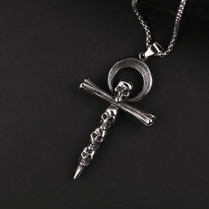 Gotische Silberkette aus Edelstahl mit Ankh-Kreuz und detailliertem Totenkopf-Design