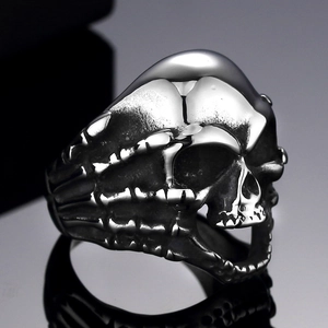 Anillo punk gótico de calavera con manos esqueléticas en acero inoxidable pulido