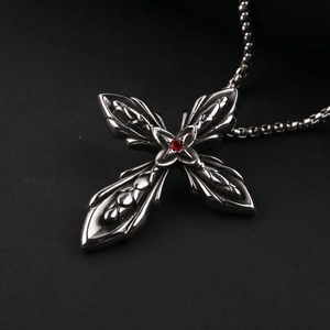 Collana con ciondolo a croce gotica in acciaio vintage con gemma rossa e catena a perle