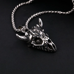 Macro-opname van retro roestvrijstalen schedelhanger met hexagram aan een boxketting