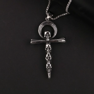 Makroaufnahme von Vintage Silber Totenkopf Ankh Kreuz Anhänger mit feinen Gotik-Texturen