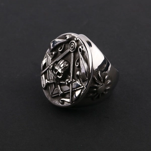 Detalle macro del anillo masónico vintage de acero inoxidable con grabado de calavera