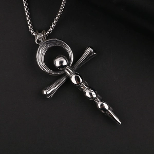 Gothic Edelstahl Ankh Kreuz Totenkopf Anhänger Halskette auf schwarzem Hintergrund