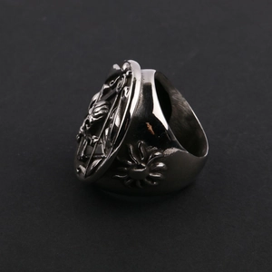 Primer plano detallado de un anillo de calavera de acero inoxidable con grabado en relieve