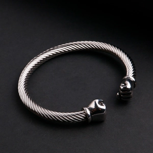 Détail macro du bracelet en acier torsadé avec extrémités polies en forme de poing