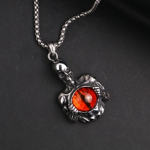 Colgante calavera gótica con ojo de demonio rojo y cadena de acero sobre fondo negro