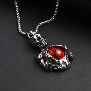 Collar con colgante de calavera gótica para hombre con gema roja y acabado plata antigua
