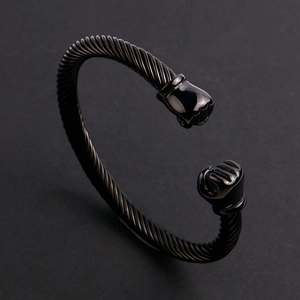 Bracelet pour homme en acier inoxydable gris fusil avec embouts poings et design câble