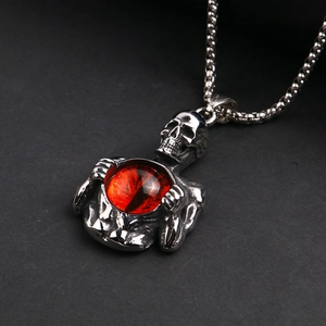 Collar con colgante de calavera gótica con ojo de demonio rojo sobre metal plateado