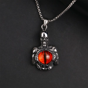 Collar gótico para hombre con colgante de calavera plateada y gran ojo de demonio rojo
